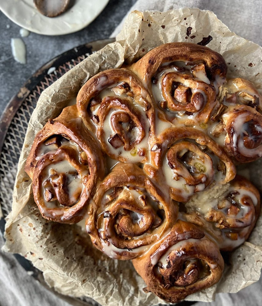 apple pie cinnamon rolls