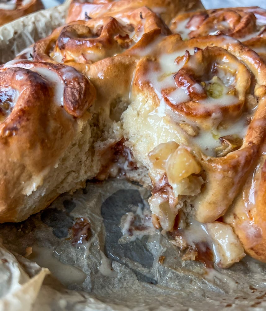 apple pie cinnamon rolls