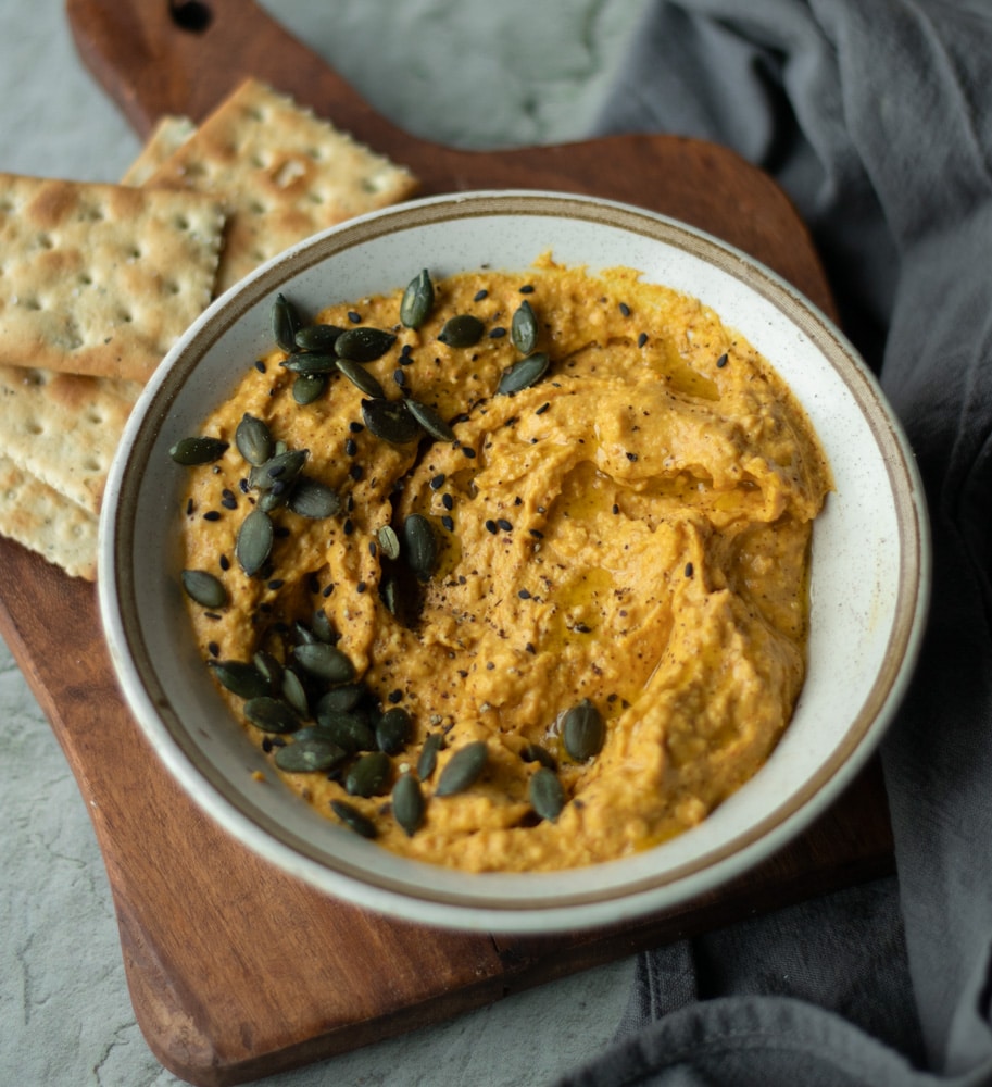 Easy oil-free pumpkin hummus – tradition with a twist!