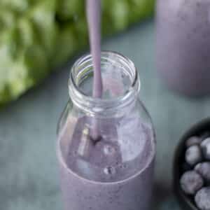veagn smoothie with berries
