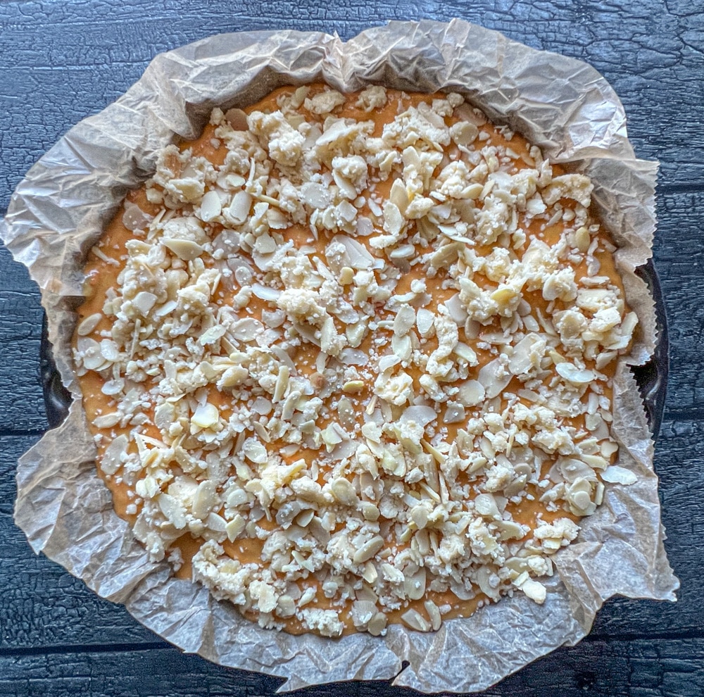 Vegan Carrot Bundt Cake with almond crumble – A moist, spiced cake topped with a delicious almond crumble, perfect for any celebration or cozy treat.