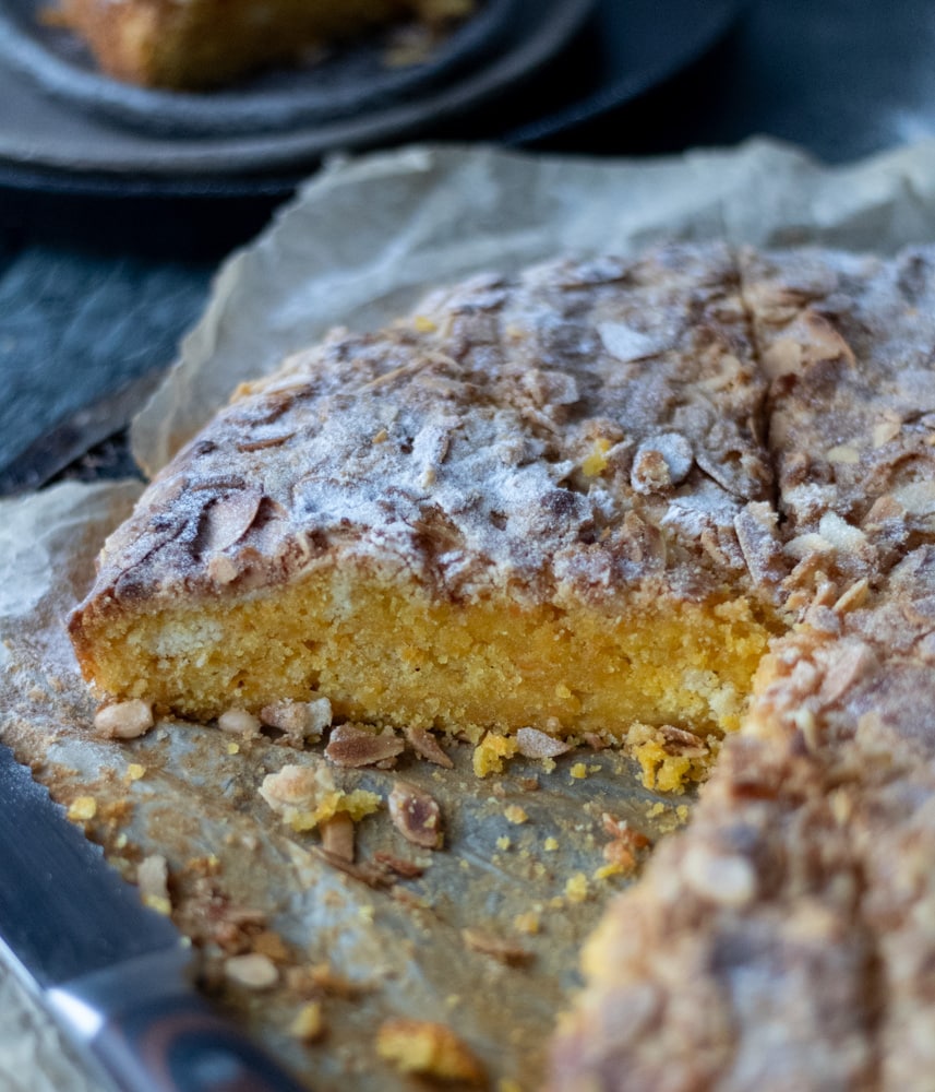 Vegan Carrot Bundt Cake with almond crumble – A moist, spiced cake topped with a delicious almond crumble, perfect for any celebration or cozy treat.