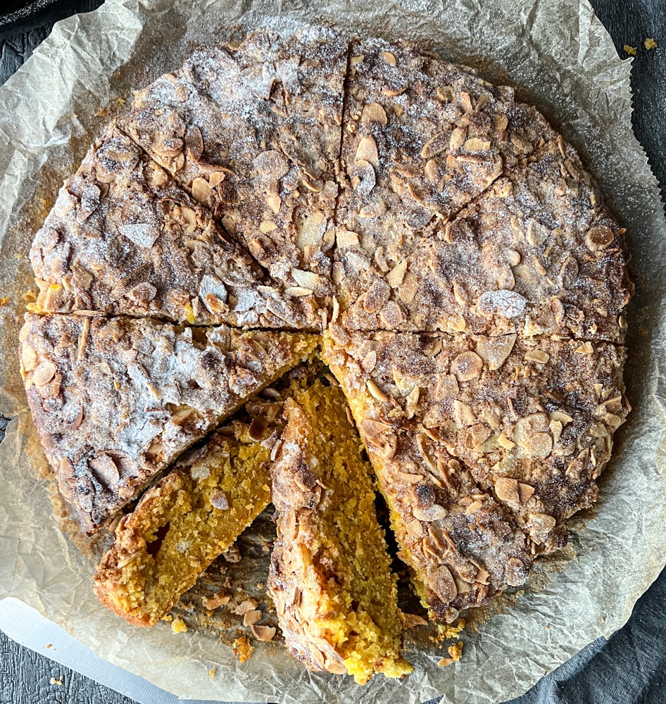 Vegan Carrot Bundt Cake with almond crumble – A moist, spiced cake topped with a delicious almond crumble, perfect for any celebration or cozy treat.